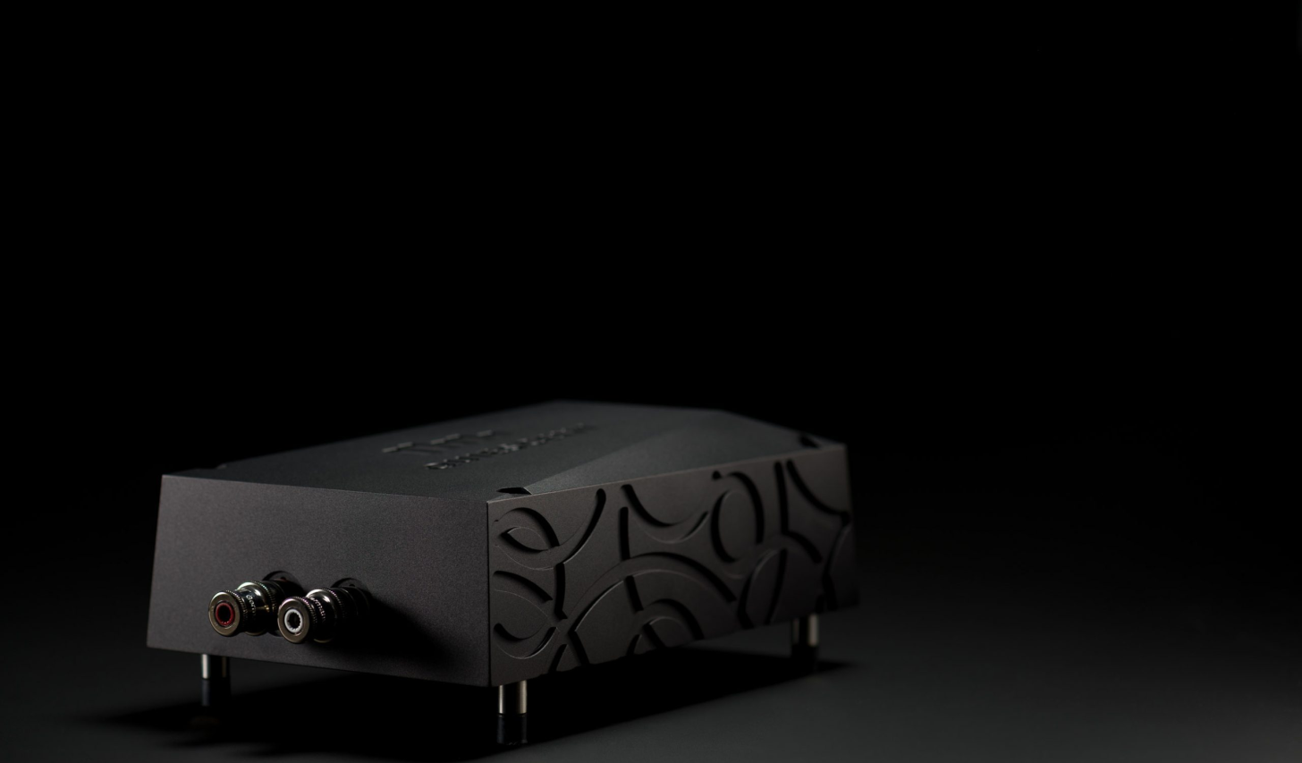 peak-ground-module-dark-background-3040 Quiescent Peak Ground Module with its connection terminals on a dark background.